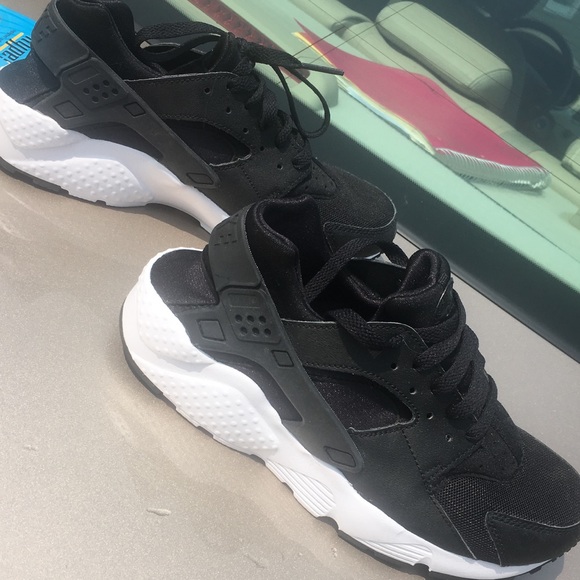 5.5 Nike shoes - Picture 1 of 3